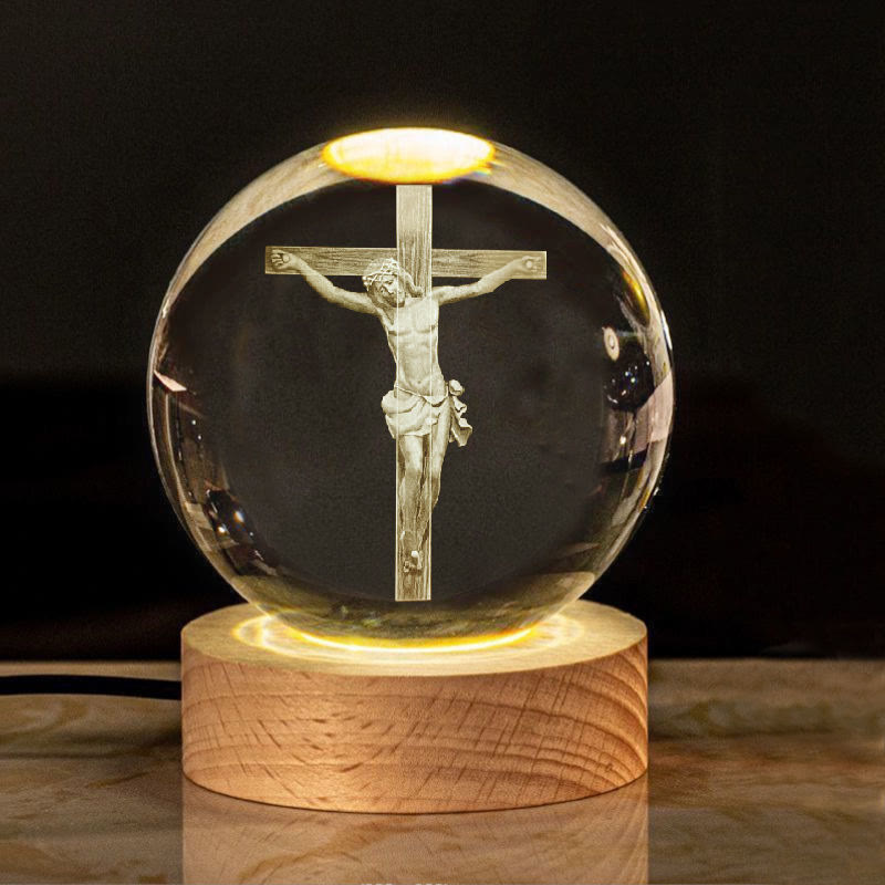 Christianartworkshop Heilige Kristallkugel-Nachtlampe: Leuchtender Begleiter der göttlichen Gegenwart - Kruzifix - mit warmem Lichtsockel - 8 cm - image 15