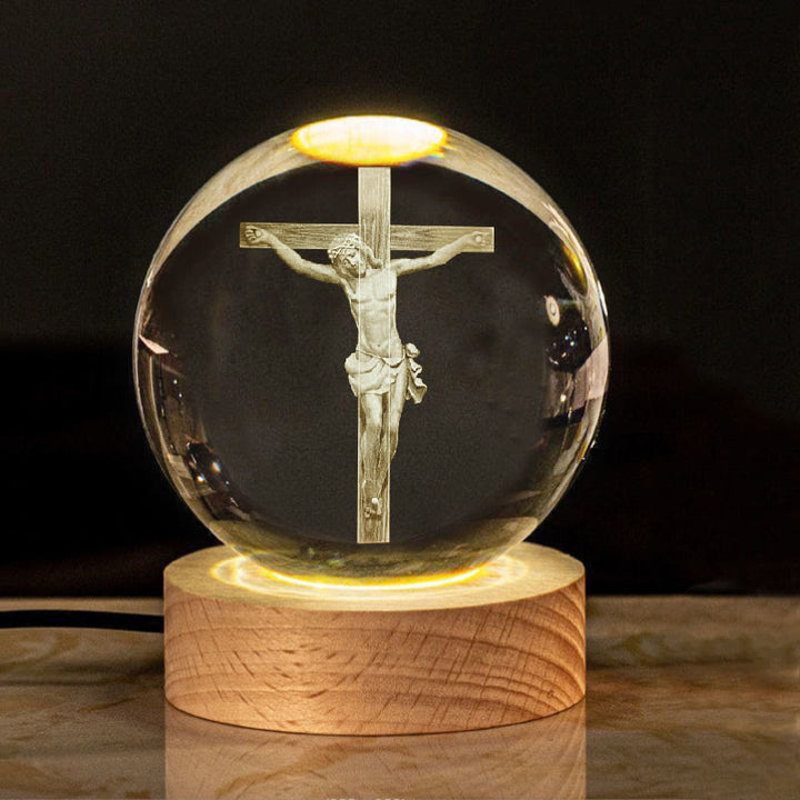Christianartworkshop Heilige Kristallkugel-Nachtlampe: Leuchtender Begleiter der göttlichen Gegenwart - Kruzifix - mit warmem Lichtsockel - 8 cm - image 15