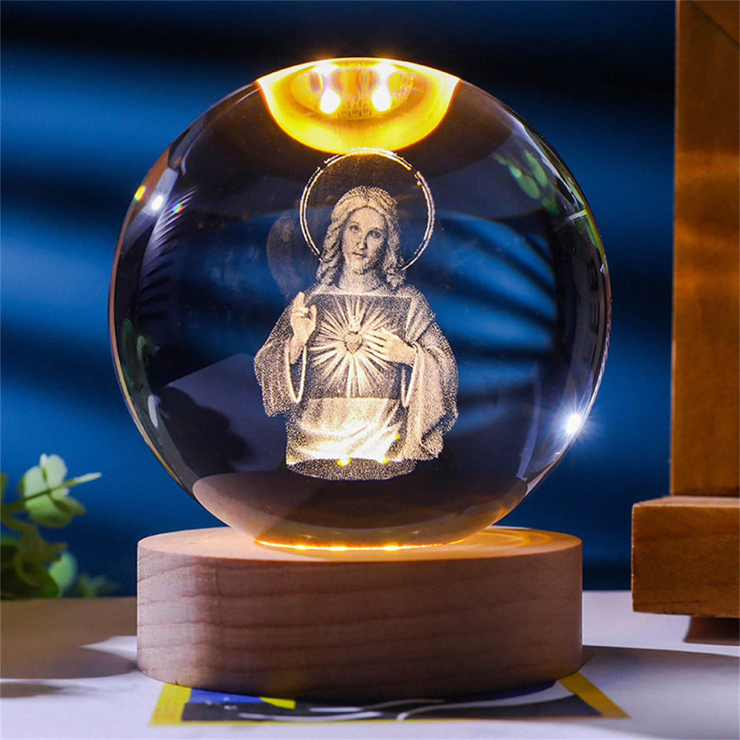 Christianartworkshop Heilige Kristallkugel-Nachtlampe: Leuchtender Begleiter der göttlichen Gegenwart - Jesus mit dem Heiligen Herzen #2 - mit warmem Lichtsockel - 8 cm - image 16