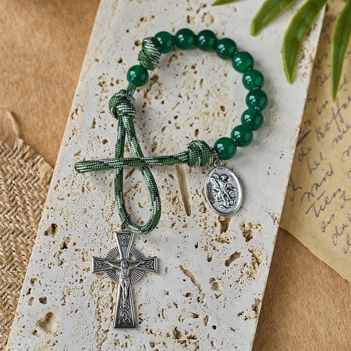 Christianartworkshop Osterrosenkranz aus grünem Aventurin mit Anhänger des Heiligen Michael und keltischem Kreuz - image 1