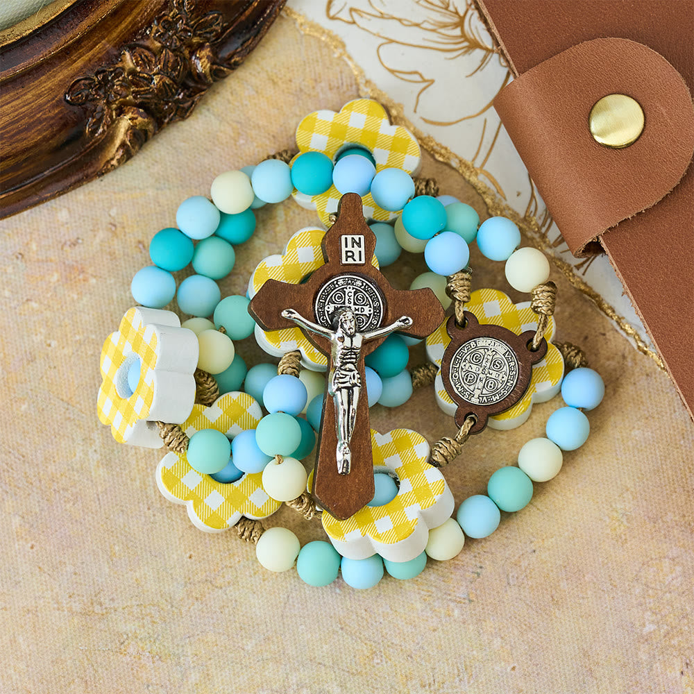 Osterrosenkranz mit pastellfarbenem Farbverlauf, karierter Blume und St.-Benedikt-Medaille von Christianartworkshop - image 4