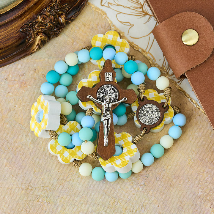 Osterrosenkranz mit pastellfarbenem Farbverlauf, karierter Blume und St.-Benedikt-Medaille von Christianartworkshop - image 4