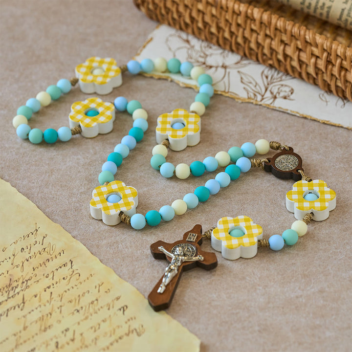 Osterrosenkranz mit pastellfarbenem Farbverlauf, karierter Blume und St.-Benedikt-Medaille von Christianartworkshop - image 2