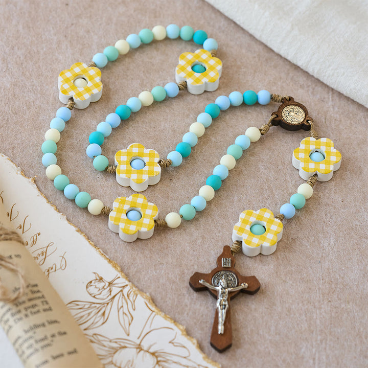 Osterrosenkranz mit pastellfarbenem Farbverlauf, karierter Blume und St.-Benedikt-Medaille von Christianartworkshop - Osterrosenkranz - image 0