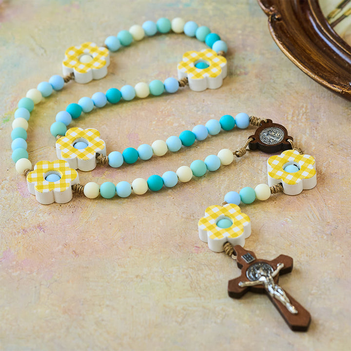 Osterrosenkranz mit pastellfarbenem Farbverlauf, karierter Blume und St.-Benedikt-Medaille von Christianartworkshop - image 3