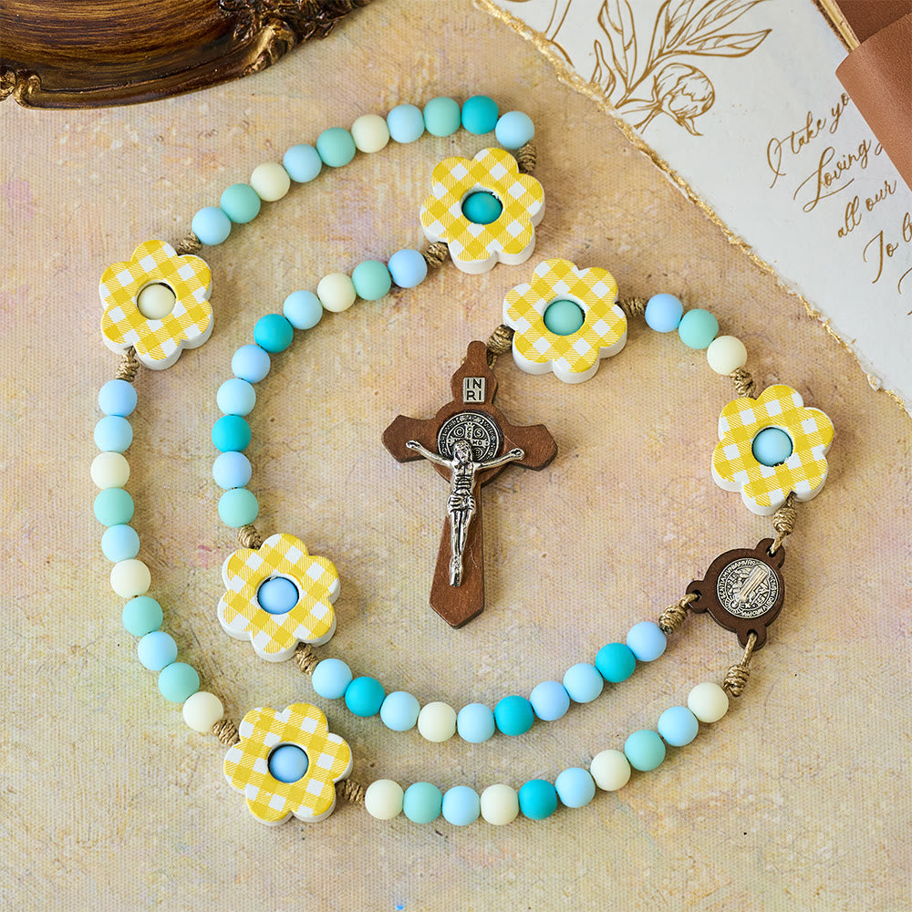 Osterrosenkranz mit pastellfarbenem Farbverlauf, karierter Blume und St.-Benedikt-Medaille von Christianartworkshop - image 1