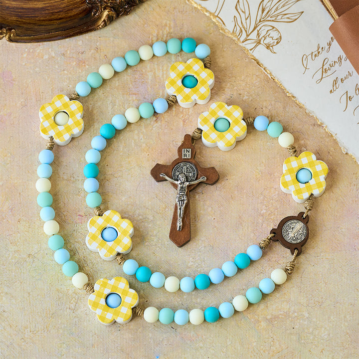 Osterrosenkranz mit pastellfarbenem Farbverlauf, karierter Blume und St.-Benedikt-Medaille von Christianartworkshop - image 1