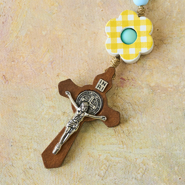 Osterrosenkranz mit pastellfarbenem Farbverlauf, karierter Blume und St.-Benedikt-Medaille von Christianartworkshop - image 6