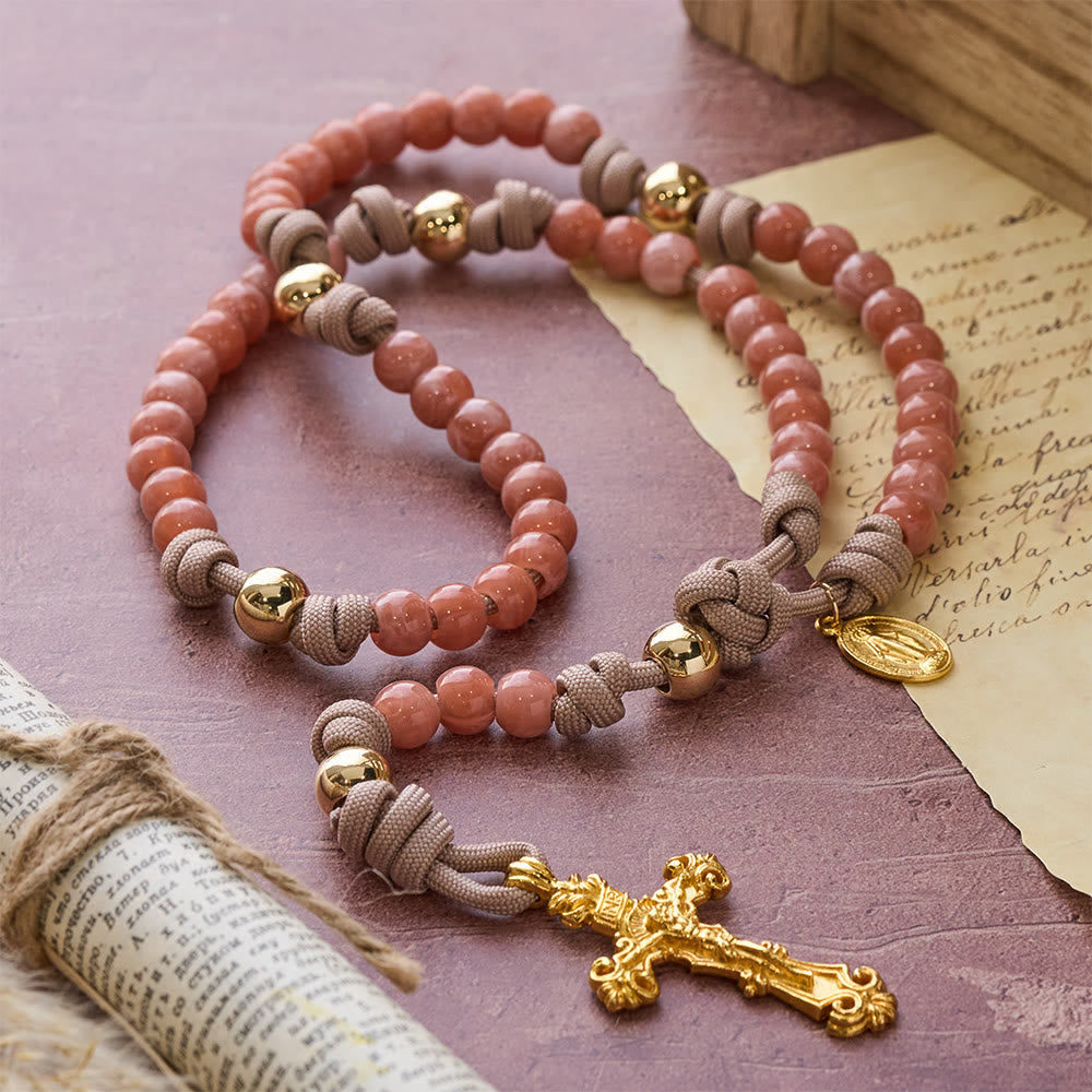 Christianartworkshop Rosenkranz aus rosa Paracord-Perlen mit Marienmotiv und goldenem Kruzifix - Unsere Liebe Frau und das Kreuz - image 0