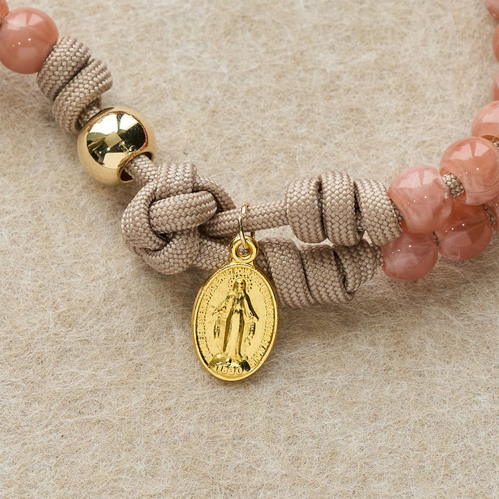 Christianartworkshop Rosenkranz aus rosa Paracord-Perlen mit Marienmotiv und goldenem Kruzifix - image 3