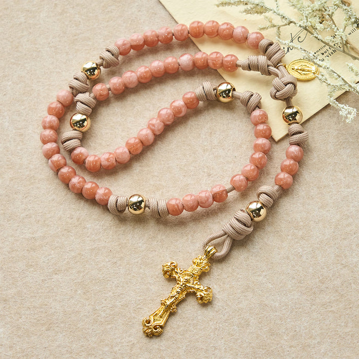 Christianartworkshop Rosenkranz aus rosa Paracord-Perlen mit Marienmotiv und goldenem Kruzifix - image 2