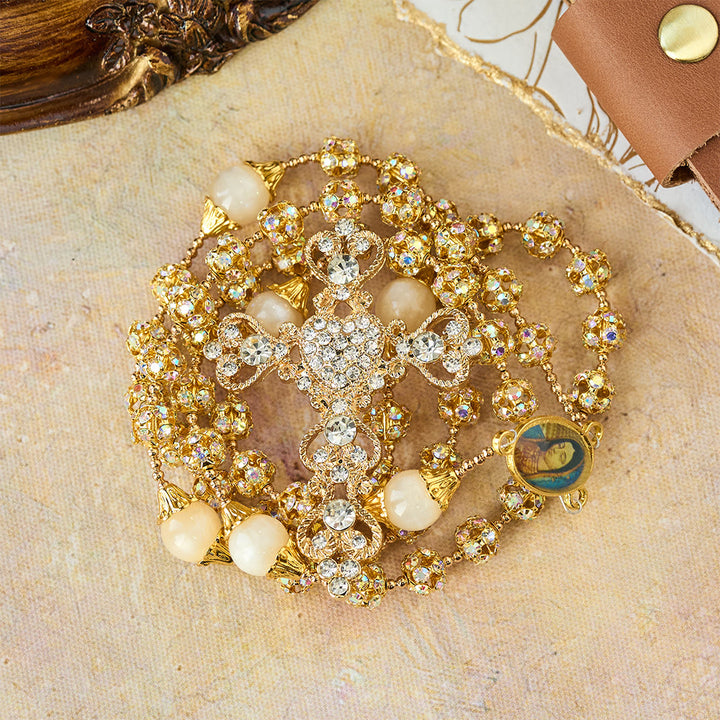 Christianartworkshop Funkelnder goldener Rosenkranz mit goldenen Perlen und der Muttergottes der Gnade - image 6