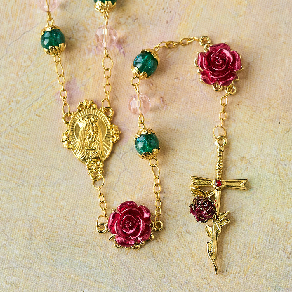 Christianartworkshop Funkelnder Rosenkranz aus grünen und rosa Perlen mit roter Rose und Marienanhänger - image 5