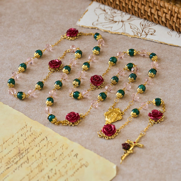 Christianartworkshop Funkelnder Rosenkranz aus grünen und rosa Perlen mit roter Rose und Marienanhänger - image 3