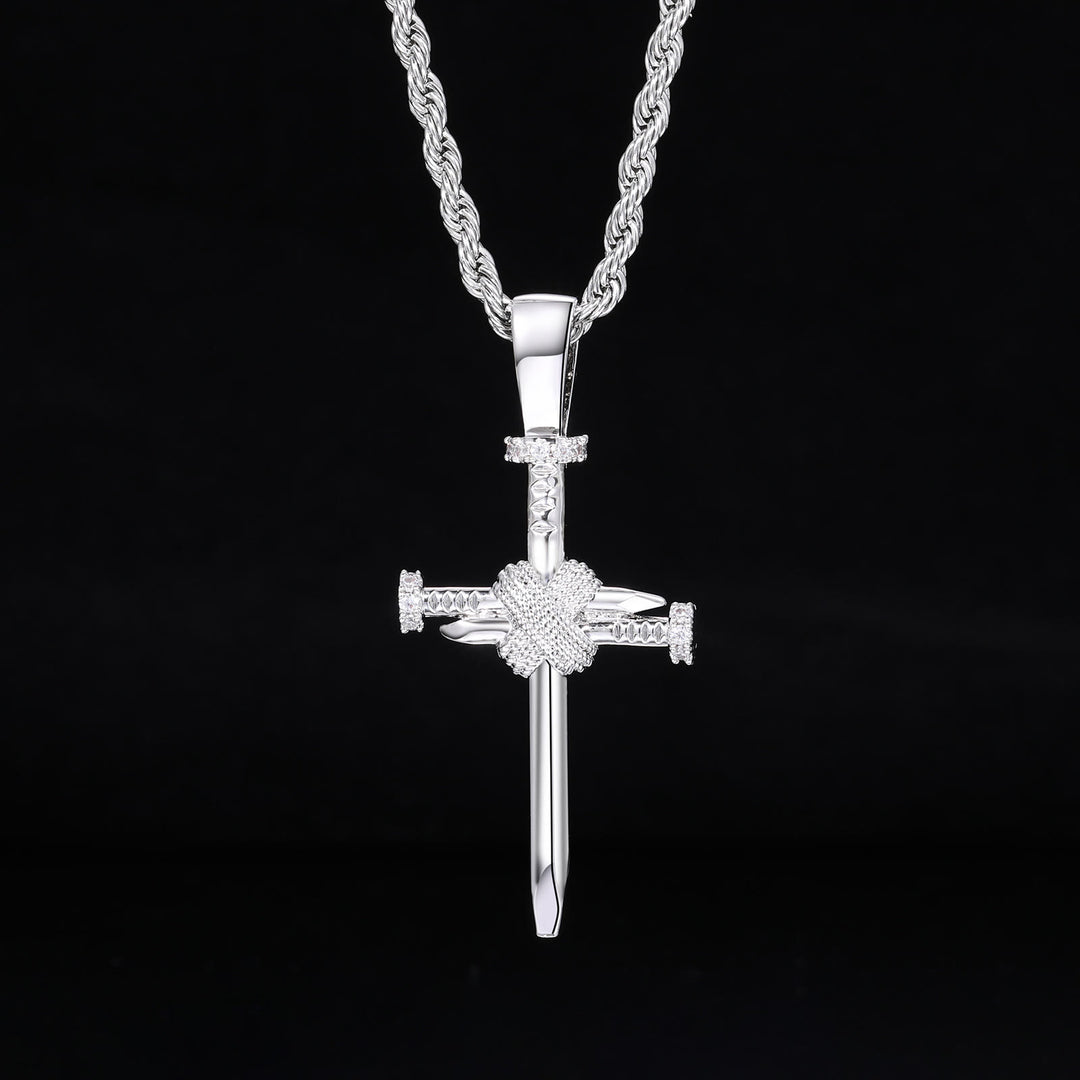 Christlicher Kreuzanhänger mit Zirkonia-Akzenten in Nagelform von Christianartworkshop : Elegante Erinnerung an unerschütterlichen Glauben - Silber - image 2