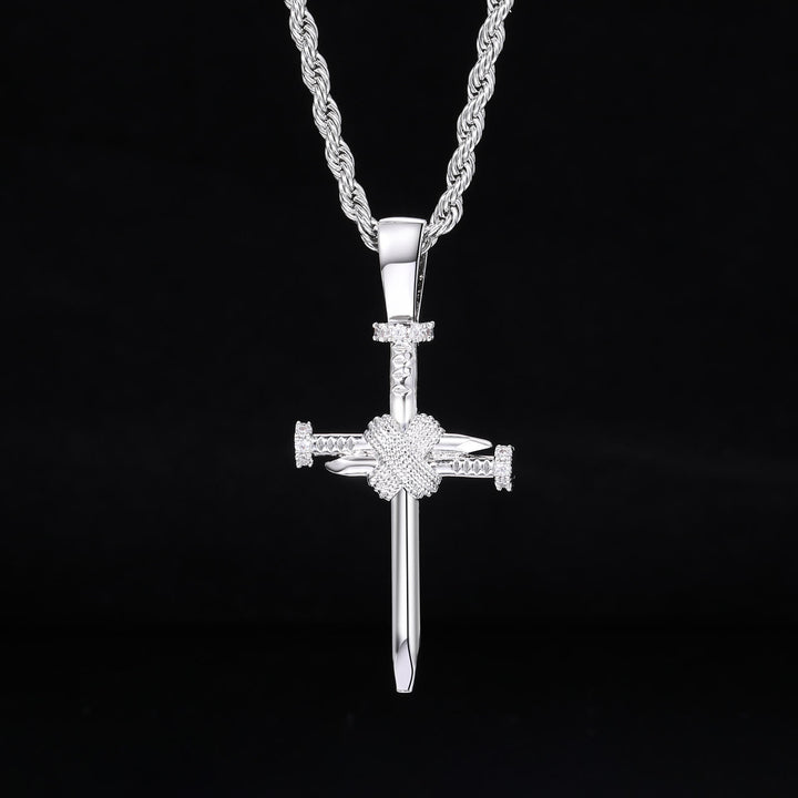 Christlicher Kreuzanhänger mit Zirkonia-Akzenten in Nagelform von Christianartworkshop : Elegante Erinnerung an unerschütterlichen Glauben - Silber - image 2