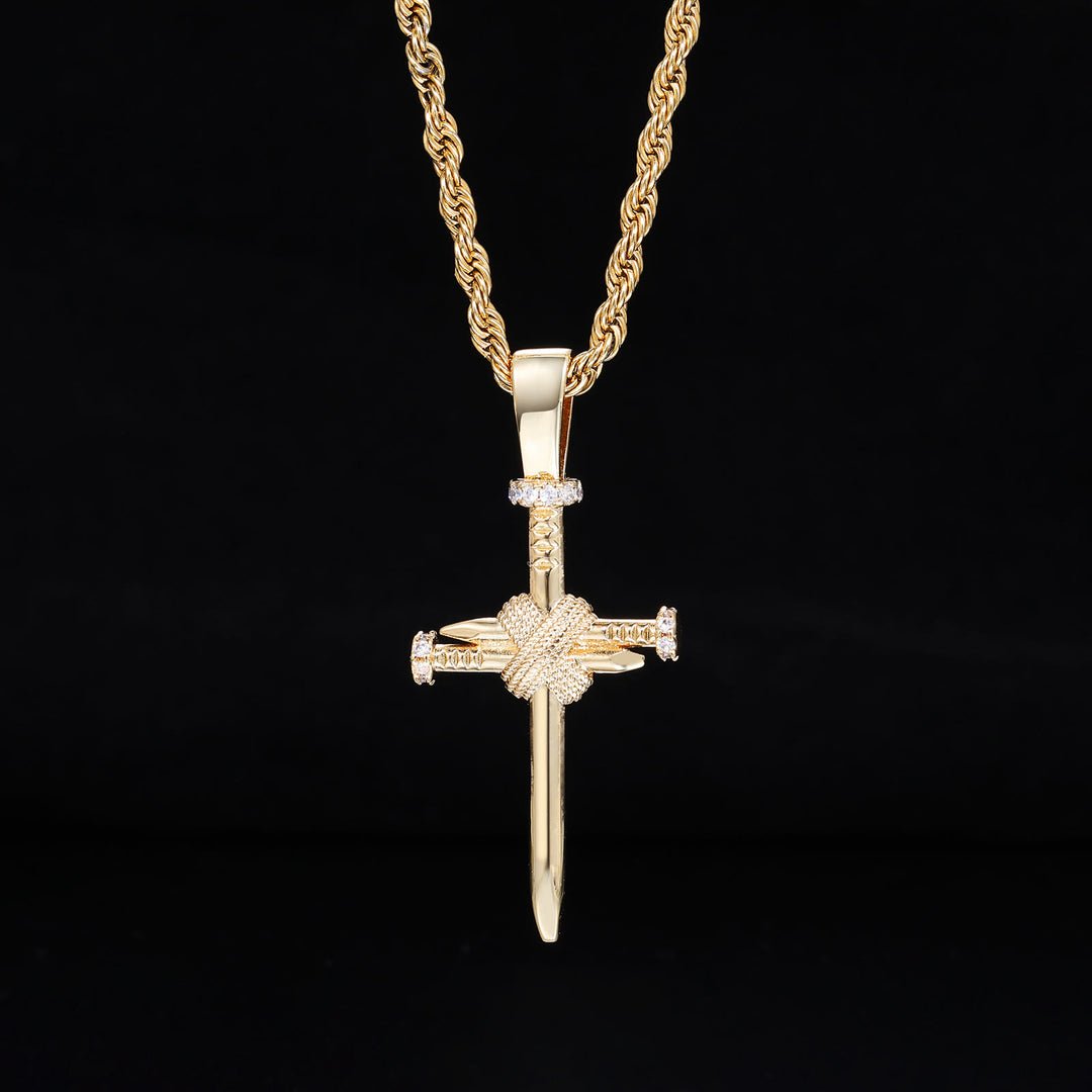 Christlicher Kreuzanhänger mit Zirkonia-Akzenten in Nagelform von Christianartworkshop : Elegante Erinnerung an unerschütterlichen Glauben - Golden - image 4