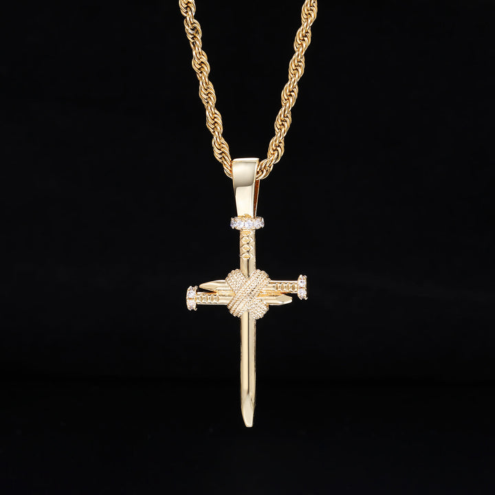 Christlicher Kreuzanhänger mit Zirkonia-Akzenten in Nagelform von Christianartworkshop : Elegante Erinnerung an unerschütterlichen Glauben - Golden - image 4