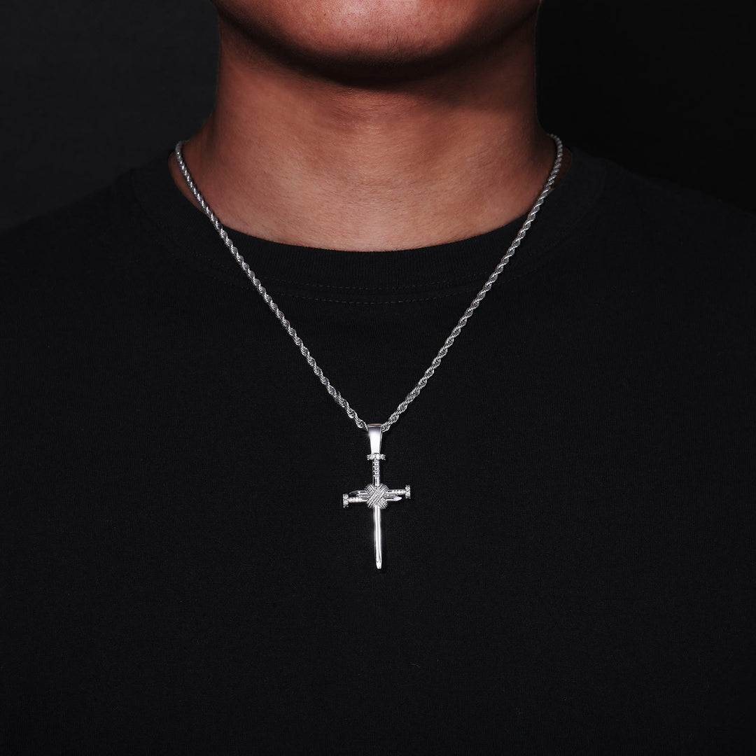 Christlicher Kreuzanhänger mit Zirkonia-Akzenten in Nagelform von Christianartworkshop : Elegante Erinnerung an unerschütterlichen Glauben - image 1