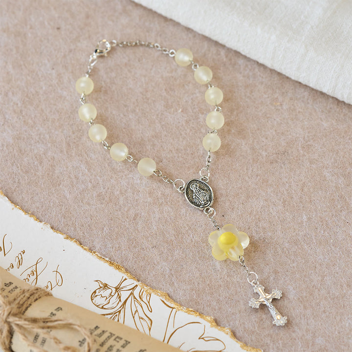 Christianartworkshop Dreifacher pastellfarbener Taschenrosenkranz mit Blumenanhänger: Silberfarbenes Kruzifix für das Mariengebet - Gelb - image 11