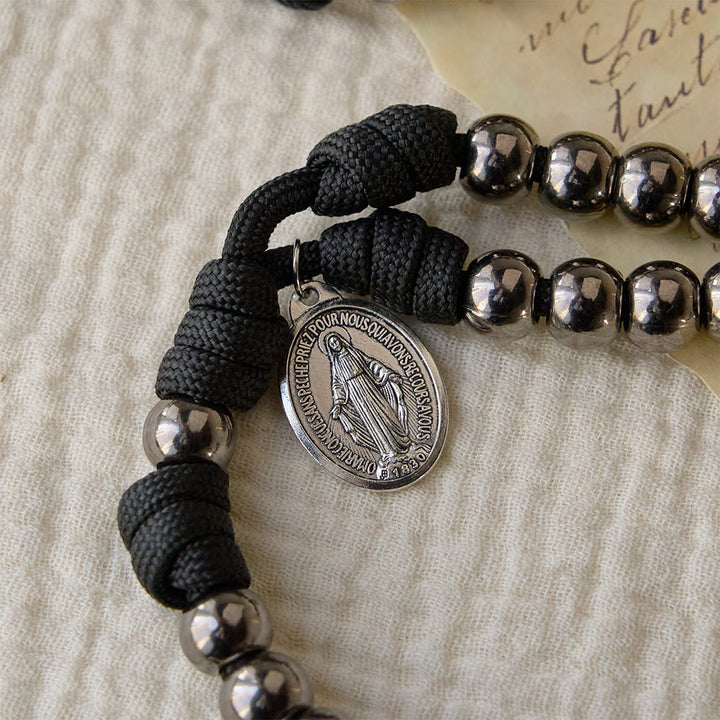 Christianartworkshop Rosenkranz der Sieben Schmerzen Mariens aus Paracord: Ein Symbol marianischen Mitgefühls und wundersamer Gnade - image 4