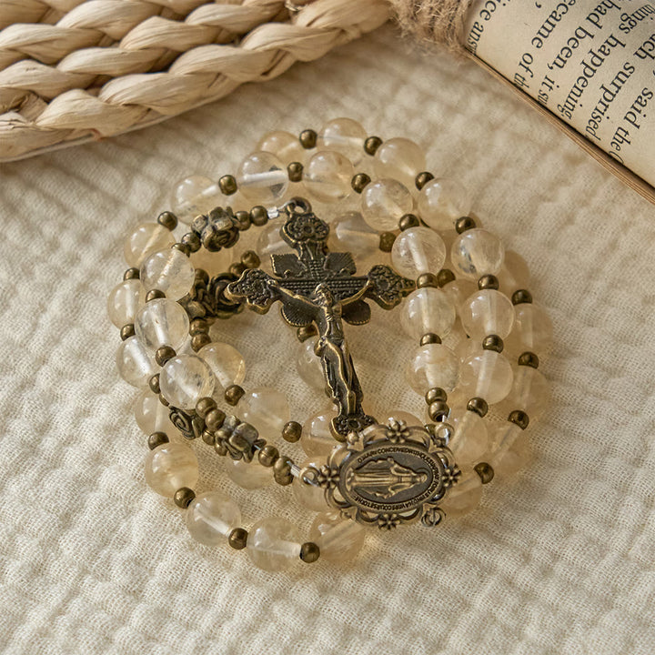 Christianartworkshop Rosenkranz aus bernsteinfarbenen Glasperlen mit Kamelienverzierungen: Ein Symbol für Christi Licht und Reinheit - image 3