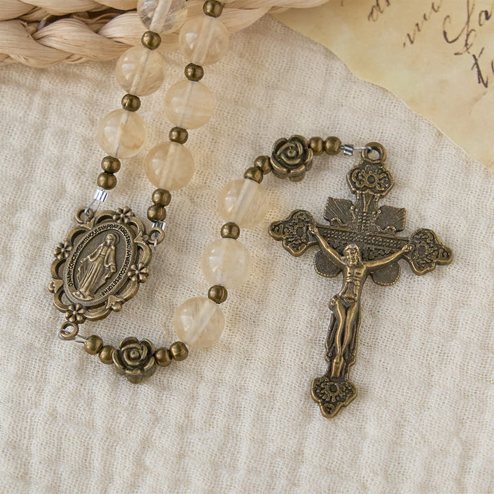 Christianartworkshop Rosenkranz aus bernsteinfarbenen Glasperlen mit Kamelienverzierungen: Ein Symbol für Christi Licht und Reinheit - image 6