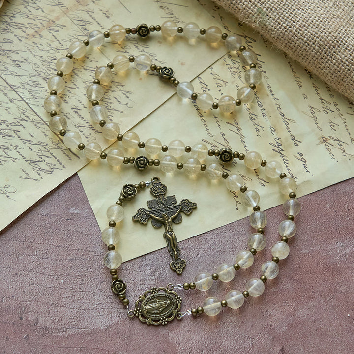 Christianartworkshop Rosenkranz aus bernsteinfarbenen Glasperlen mit Kamelienverzierungen: Ein Symbol für Christi Licht und Reinheit - Rosenkranz mit Kamelienakzent - image 0