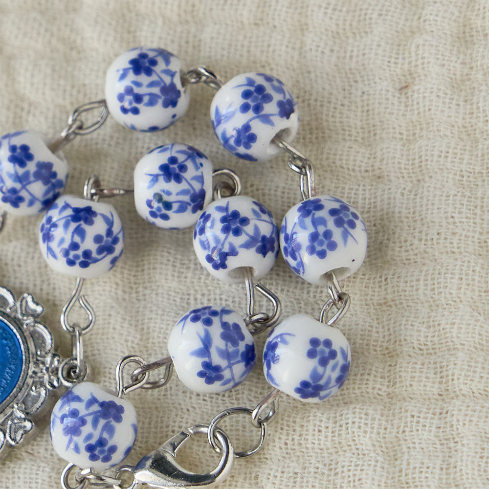 Christianartworkshop Blauer Rosenkranz aus Keramik fürs Auto: Ein Symbol marianischen Schutzes fürs Auto - image 6
