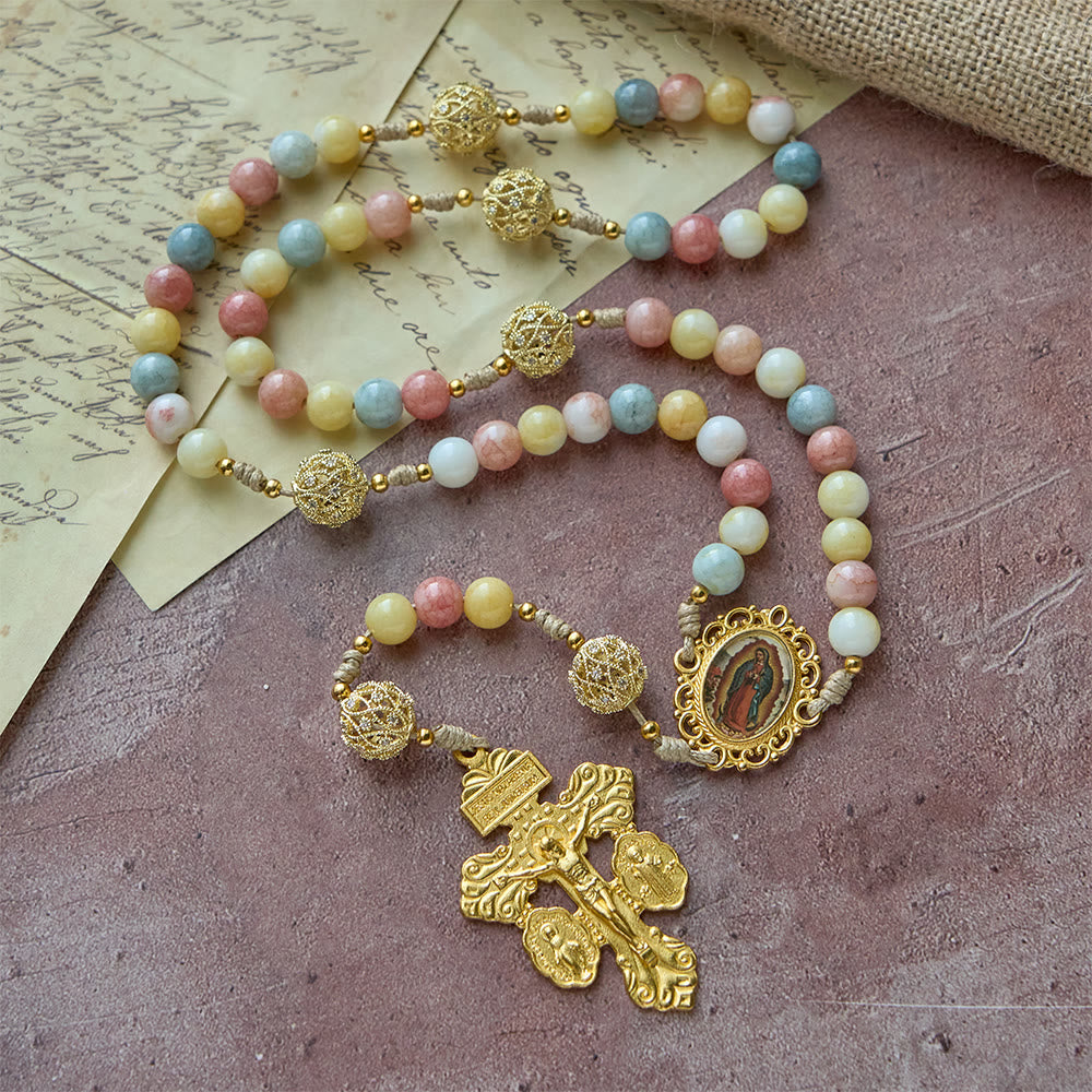 Christianartworkshop Rosenkranz in Pastellfarben mit Goldfiligran: Medaillon-Design „Unsere Liebe Frau“ aus Emaille - Unsere Liebe Frau und das Kruzifix - image 0