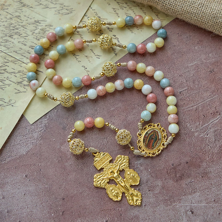 Christianartworkshop Rosenkranz in Pastellfarben mit Goldfiligran: Medaillon-Design „Unsere Liebe Frau“ aus Emaille - Unsere Liebe Frau und das Kruzifix - image 0