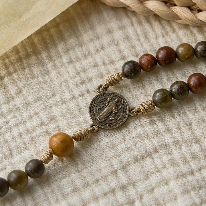 Christianartworkshop Rosenkranz aus Sandelholzperlen mit dem Heiligen Benedikt und Kruzifix: Bronzemedaillon-Design - image 5