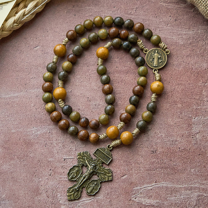 Christianartworkshop Rosenkranz aus Sandelholzperlen mit dem Heiligen Benedikt und Kruzifix: Bronzemedaillon-Design - Der heilige Benedikt und das Kruzifix - image 0