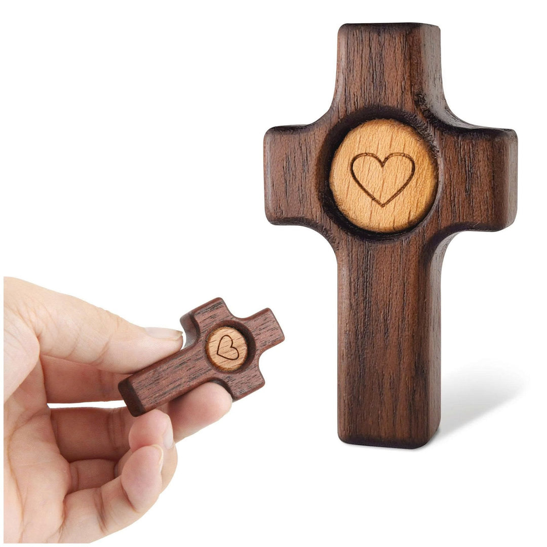 Christianartworkshop Taschenkreuz aus schwarzem Walnussholz mit Herzintarsie: Ein Symbol für Christi unfehlbare Liebe - Schwarznuss (1 Stück) - image 0