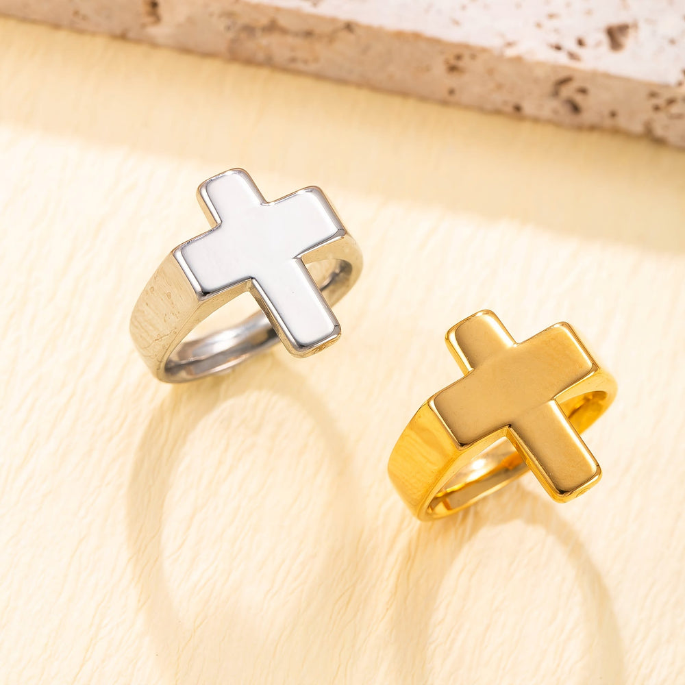 Christianartworkshop Metallring mit Kreuzmotiv: Polierte Oberfläche für zeitlosen Glaubensstil - image 1