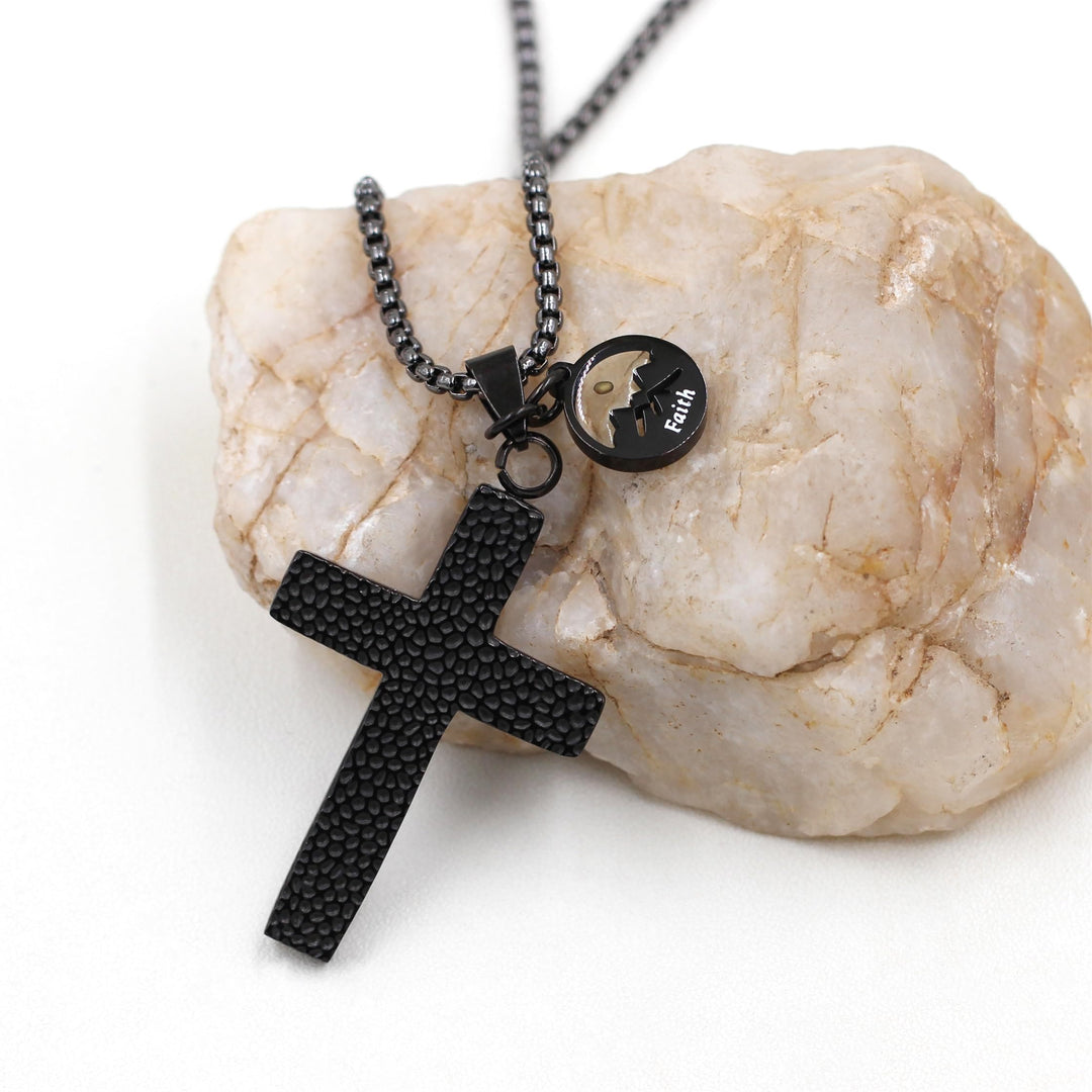 Christianartworkshop Senfkorn-Halskette mit strukturiertem Kreuz: Metallische Anhänger als spirituelle Erinnerung - image 2