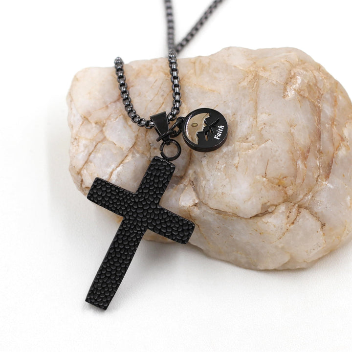 Christianartworkshop Senfkorn-Halskette mit strukturiertem Kreuz: Metallische Anhänger als spirituelle Erinnerung - image 2