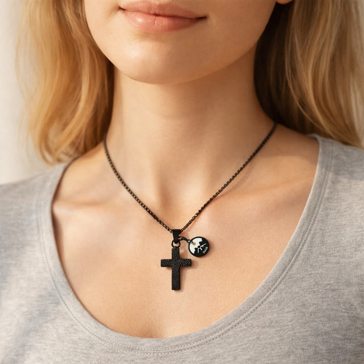 Christianartworkshop Senfkorn-Halskette mit strukturiertem Kreuz: Metallische Anhänger als spirituelle Erinnerung - image 1