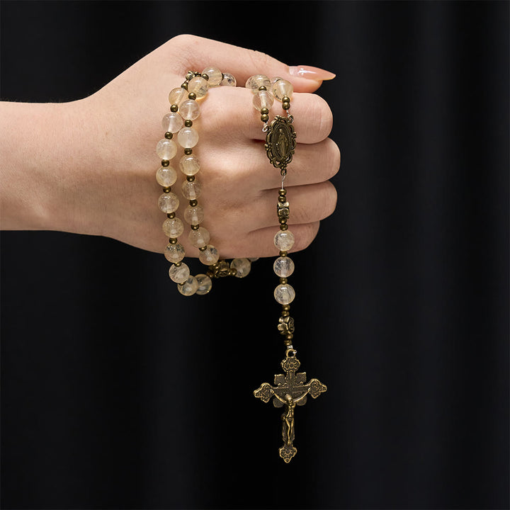 Christianartworkshop Rosenkranz aus bernsteinfarbenen Glasperlen mit Kamelienverzierungen: Ein Symbol für Christi Licht und Reinheit - image 1