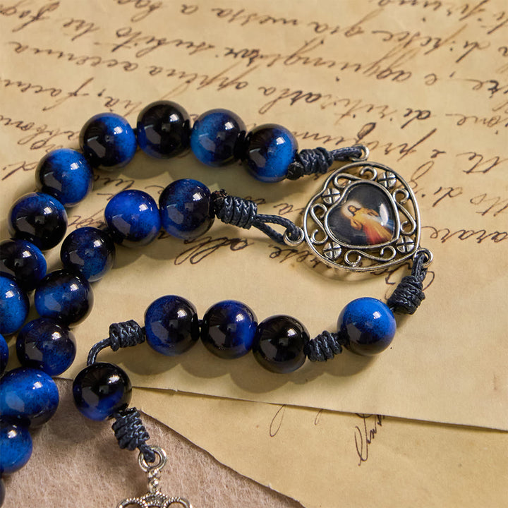 Christianartworkshop Rosenkranz aus blauem Tigerauge mit silberfarbenem Kruzifix: Ein Symbol für Gottes unerschütterliche Stärke - image 6