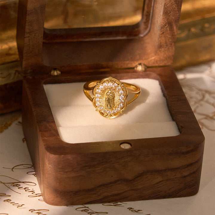Christianartworkshop Prunkvoller goldener Filigranring „Unsere Liebe Frau“: Die Verbindung von Eleganz und spiritueller Anmut - image 4