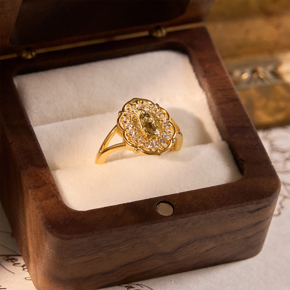 Christianartworkshop Prunkvoller goldener Filigranring „Unsere Liebe Frau“: Die Verbindung von Eleganz und spiritueller Anmut - image 2