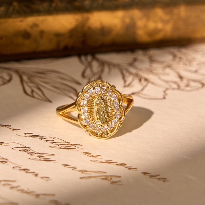 Christianartworkshop Prunkvoller goldener Filigranring „Unsere Liebe Frau“: Die Verbindung von Eleganz und spiritueller Anmut - image 3
