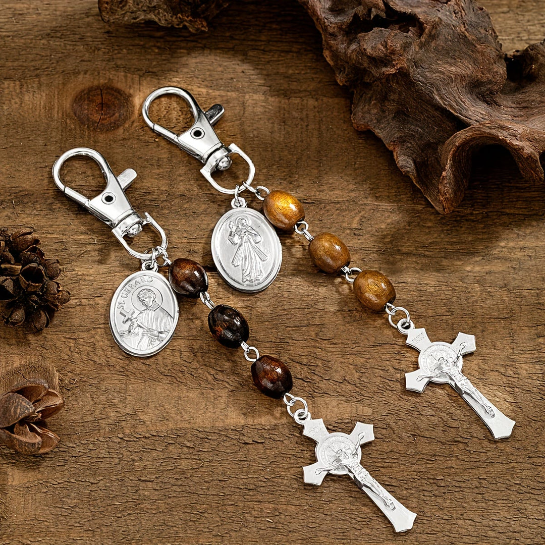 Christianartworkshop Schlüsselanhänger mit Medaillon und Kreuz aus Holzperlen, verziert mit dem Heiligen Gerard und Jesus: Ein Symbol heiliger Fürsorge und Schutz - image 1
