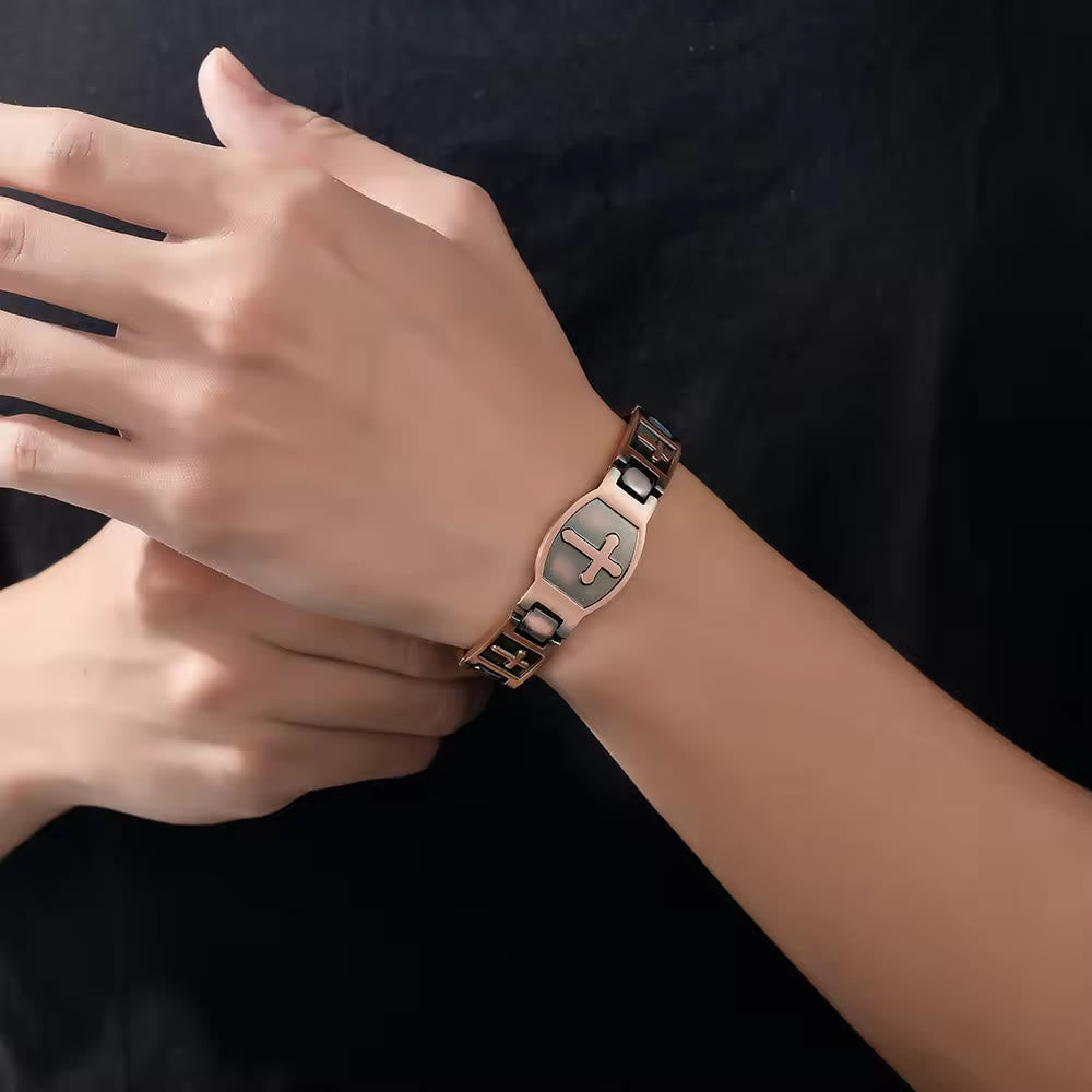 Christianartworkshop Gliederkettenarmband mit Kreuzgravur: Ein Symbol göttlicher Stärke und Glauben - image 1