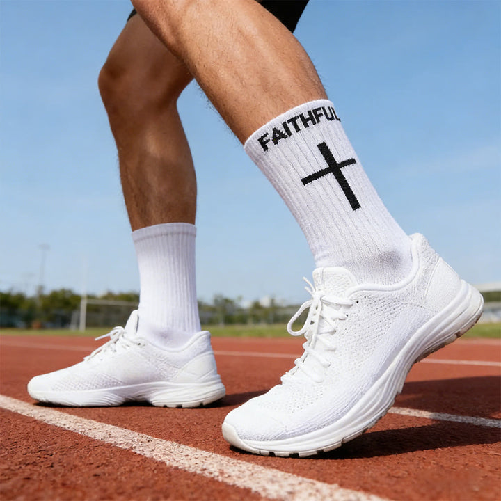 Christianartworkshop 4-farbige Fußballsocken mit Glaubensmotiv und Anti-Rutsch-Aufdruck sowie dem Bibelvers Korinther 5,7 - Weiß - 10 Paare - image 0