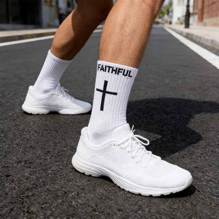 Christianartworkshop 4-farbige Fußballsocken mit Glaubensmotiv und Anti-Rutsch-Aufdruck sowie dem Bibelvers Korinther 5,7 - image 3