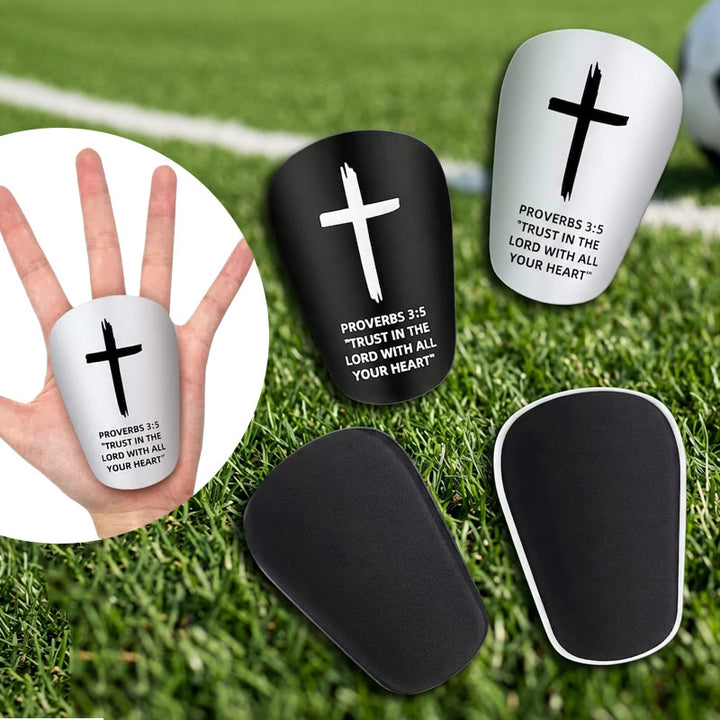 Christianartworkshop Fußball-Schienbeinschoner mit Kreuzmotiv aus den Sprüchen 3,5 und festem Gurt: Ein Symbol göttlichen Vertrauens und sportlicher Stärke - image 1