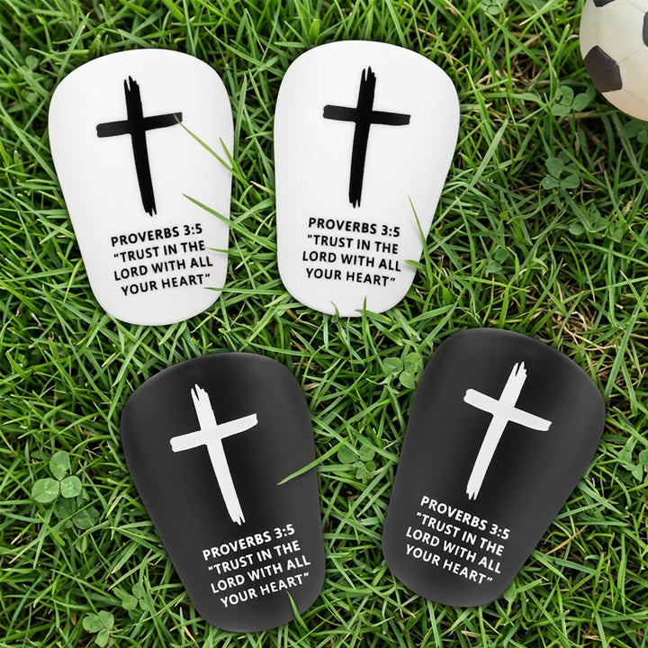 Christianartworkshop Fußball-Schienbeinschoner mit Kreuzmotiv aus den Sprüchen 3,5 und festem Gurt: Ein Symbol göttlichen Vertrauens und sportlicher Stärke - image 0