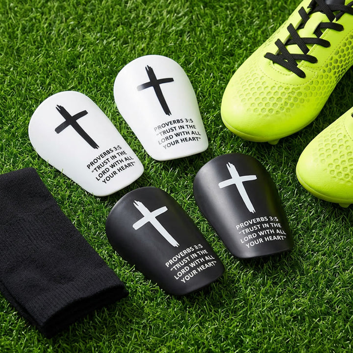 Christianartworkshop Fußball-Schienbeinschoner mit Kreuzmotiv aus den Sprüchen 3,5 und festem Gurt: Ein Symbol göttlichen Vertrauens und sportlicher Stärke - image 3